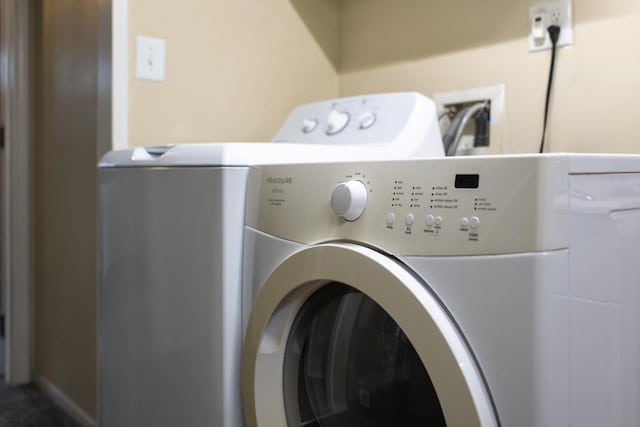 10021 N Whittier St, Spokane, WA 99218 - laundry area with washer and dryer