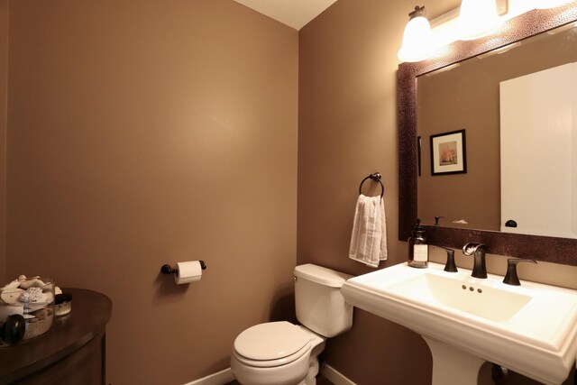 5522 E Cargill Ln, Colbert, WA 99005 - bathroom featuring toilet and baseboards