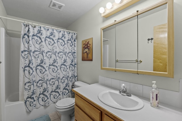 7905 W Seven Mile Rd, Nine Mile Falls, WA 99026 - full bath featuring vanity, shower / bath combination with curtain, and backsplash