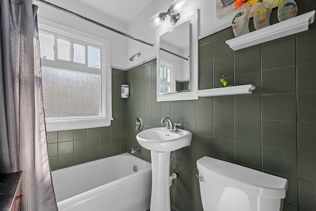 824 E E 38th Ave, Spokane, WA 99203 - full bathroom featuring shower / bath combo and tile walls