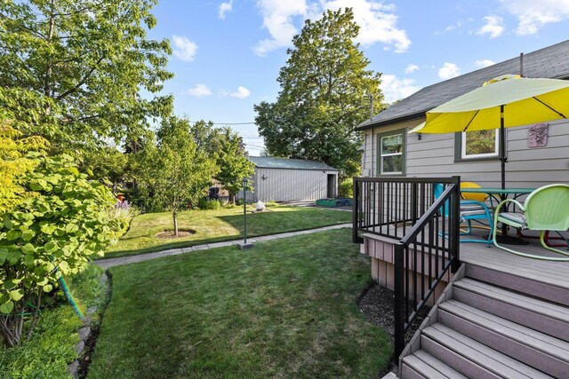 824 E E 38th Ave, Spokane, WA 99203 - view of grassy yard featuring a deck