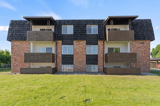 107 E Hattie Ave, Coeur D Alene, ID 83814 - view of front facade with brick siding, mansard roof, and a front yard