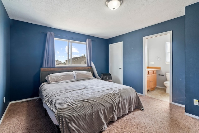 724 E Joshua Dr, Medical Lake, WA 99022 - bedroom featuring carpet floors, ensuite bath, and a textured ceiling