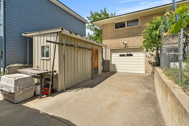 3205 W Hoffman Ave, Spokane, WA 99205 - garage with driveway