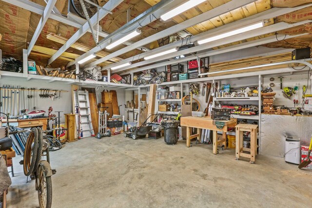 524 W Montgomery Ave, Spokane, WA 99205 - garage featuring a workshop area