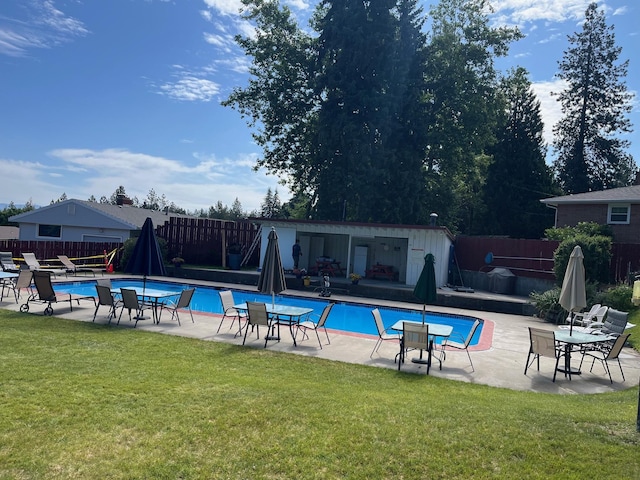 10520 N College Cir, Spokane, WA 99218 - view of pool featuring a fenced backyard and a patio area