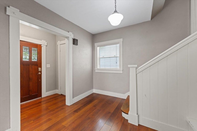 1007 W 15th Ave, Spokane, WA 99203 - foyer entrance featuring dark wood finished floors and baseboards