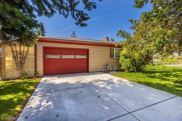 1003 W Eastmont Way, Spokane, WA 99208 - view of front facade with a garage, driveway, and a front lawn