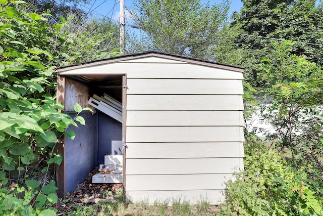 5915 N Cochran St, Spokane, WA 99205 - view of side of home with a storage unit
