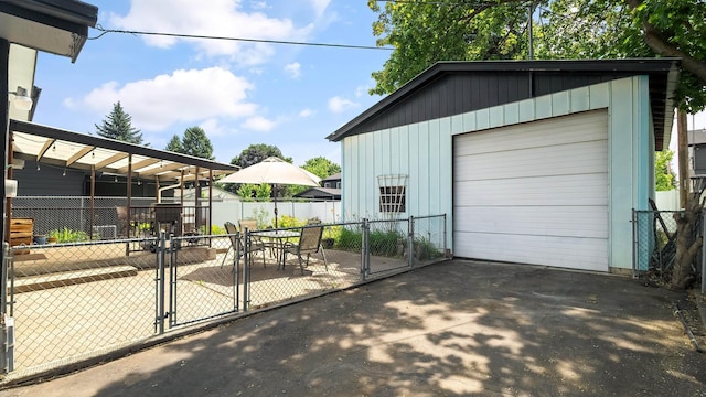 3908 E 26th Ave, Spokane, WA 99223 - detached garage featuring a gate and driveway