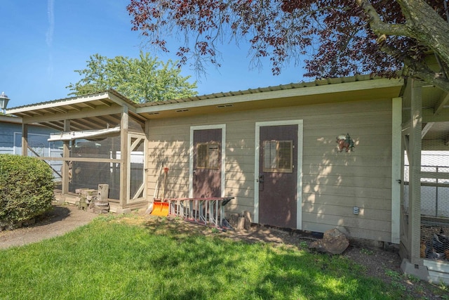 12925 E Valleyway Ave, Spokane Valley, WA 99216 - rear view of house with exterior structure, an outdoor structure, and a lawn