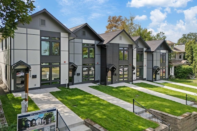 2009 W 9th Ave, Spokane, WA 99204 - view of front of home with stucco siding, a front lawn, and a residential view