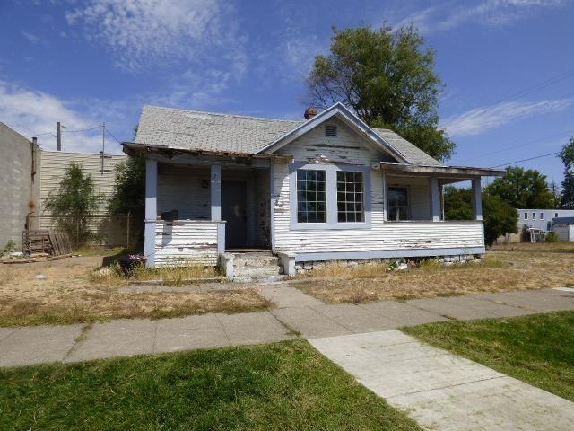 1727 E Riverside Ave, Spokane, WA 99202 - bungalow-style house featuring covered porch