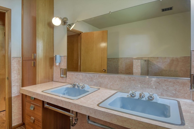3303 W 8th Ave, Spokane, WA 99224 - full bath featuring double vanity and tasteful backsplash