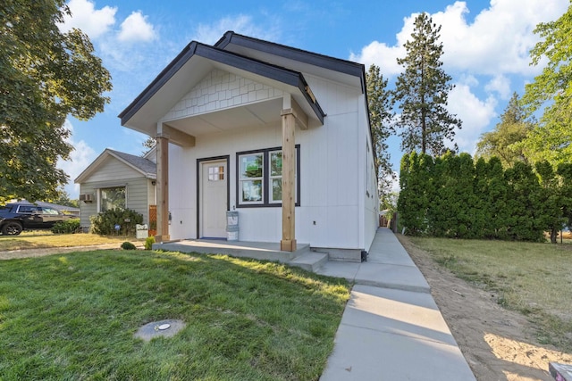 1324 W Dalke Ave Unit B, Spokane, WA 99205 - view of front facade featuring a front yard