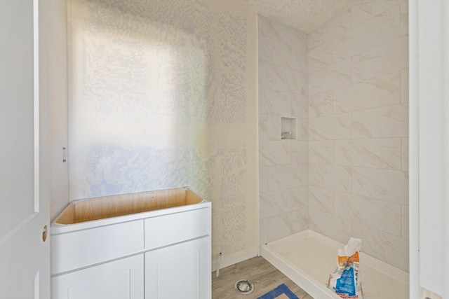 1324 W Dalke Ave Unit B, Spokane, WA 99205 - bathroom featuring a tile shower and wood finished floors