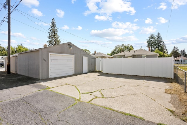 5204 N Maple St, Spokane, WA 99205 - detached garage with driveway