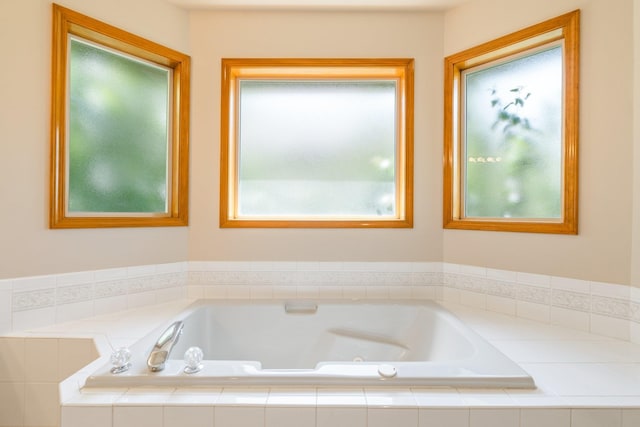 2106 E Turnberry Ln, Spokane, WA 99223 - bathroom featuring a jetted tub