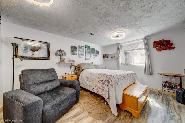 1612 E Sharpsburg Ave, Spokane, WA 99217 - bedroom with wood finished floors and a textured ceiling