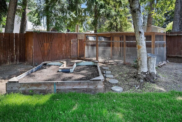 317 E Eaton Ave, Spokane, WA 99218 - view of yard featuring exterior structure and an outbuilding