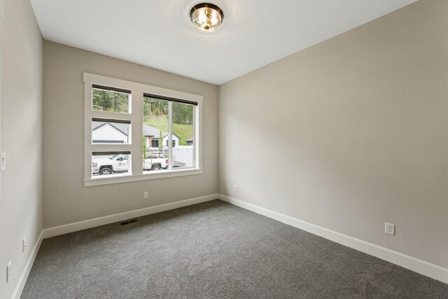 5206 S Willamette St, Spokane, WA 99223 - unfurnished room featuring carpet