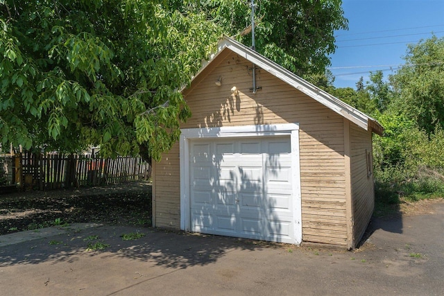 215 E 18th Ave, Spokane, WA 99203 - detached garage with driveway