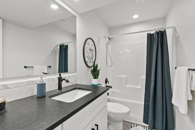 826 Thomas Ln, Newport, WA 99156 - bathroom featuring vanity, shower / tub combo, and recessed lighting