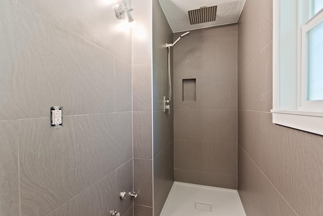 6221 N Highview Ln, Spokane Valley, WA 99217 - bathroom featuring a tile shower and healthy amount of natural light