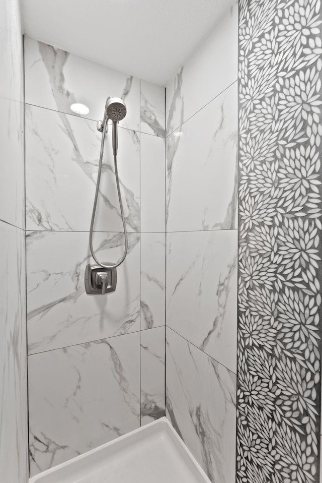 6221 N Highview Ln, Spokane Valley, WA 99217 - bathroom with a tile shower