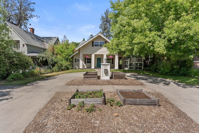 2026 W 9th Ave, Spokane, WA 99204 - view of front facade featuring a garden