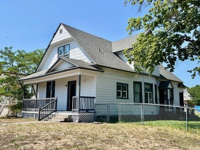 1304 W Maxwell Ave, Spokane, WA 99201 - view of front facade featuring a porch and a shingled roof