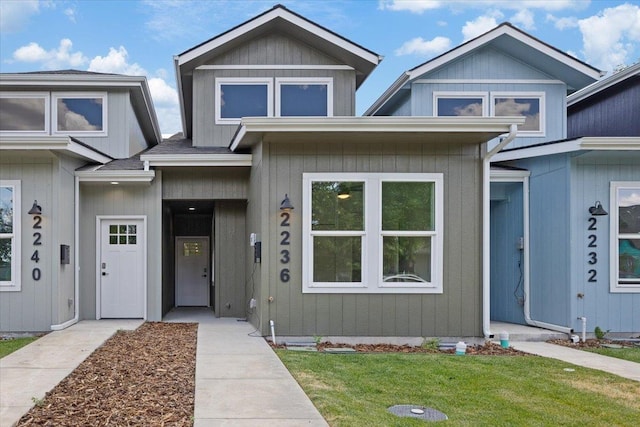 2236 E 4th Ave, Spokane, WA 99202 - view of front facade with a front yard