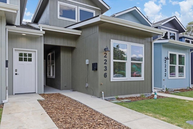 2236 E 4th Ave, Spokane, WA 99202 - property entrance with a yard