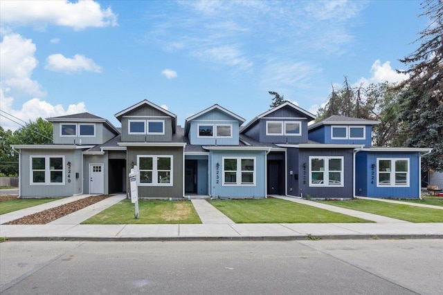 2236 E 4th Ave, Spokane, WA 99202 - view of front facade with a front lawn