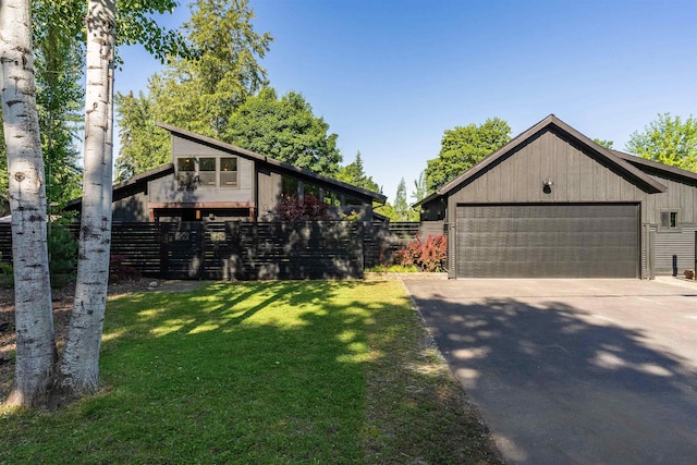 210 3rd St, Dover, ID 83825 - view of front of home featuring a detached garage