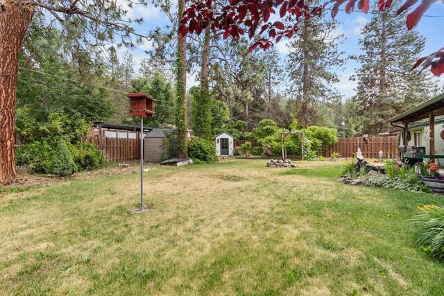 6204 N Oxford Dr, Spokane, WA 99208 - fenced backyard featuring a storage shed