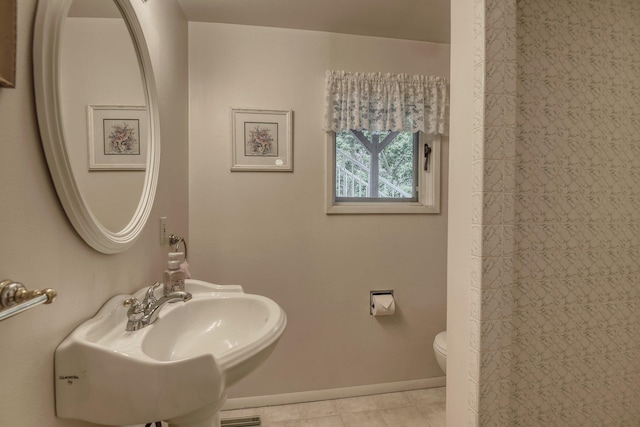 1026 W Bellwood Dr, Spokane, WA 99218 - bathroom featuring tile patterned floors and a shower with curtain