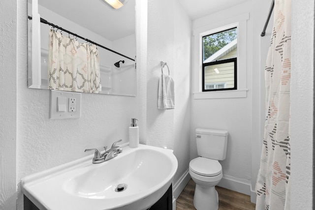 411 S Ferrall St, Spokane, WA 99202 - full bath featuring wood finished floors, a shower with curtain, and a textured wall