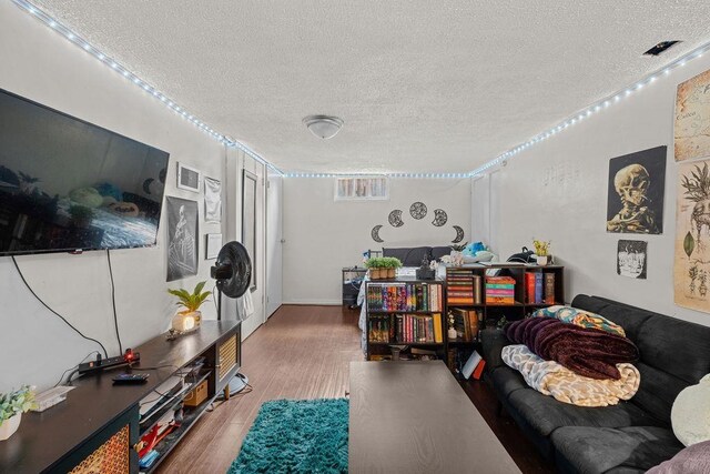1630 E Broad Ave, Spokane, WA 99207 - living area featuring a textured ceiling and wood finished floors