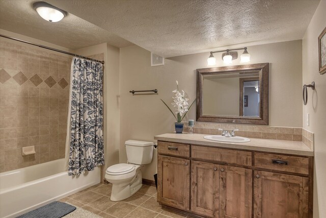5908 N Bridget Rd, Spokane, WA 99208 - bedroom featuring a spacious closet, light carpet, a closet, a textured ceiling, and ensuite bath