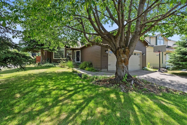 3224 E 42nd Ave, Spokane, WA 99223 - view of front of house with driveway and a front lawn