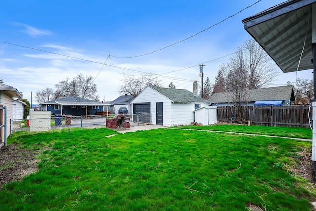 613 W Kiernan Ave, Spokane, WA 99205 - fenced backyard featuring a garage and an outbuilding