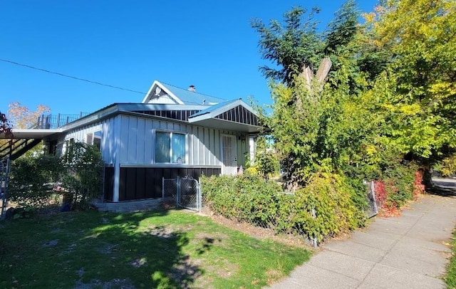 1528 E Boone Ave, Spokane, WA 99202 - view of front of home with board and batten siding and a front yard