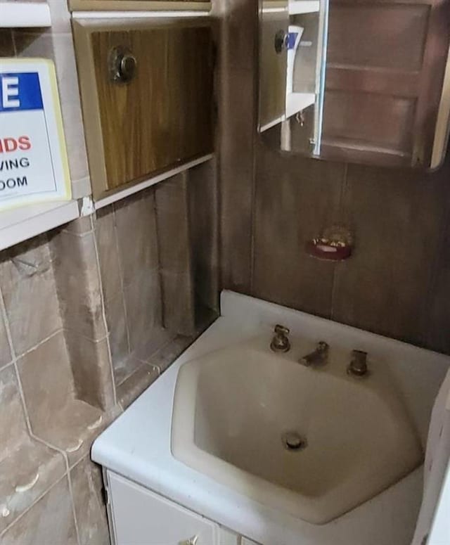 1528 E Boone Ave, Spokane, WA 99202 - bathroom featuring vanity