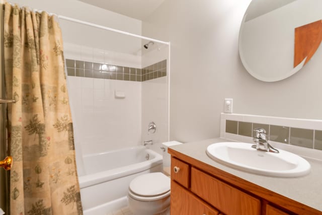 4112 S Hogan St, Spokane, WA 99203 - full bath featuring shower / bathtub combination with curtain, vanity, and backsplash