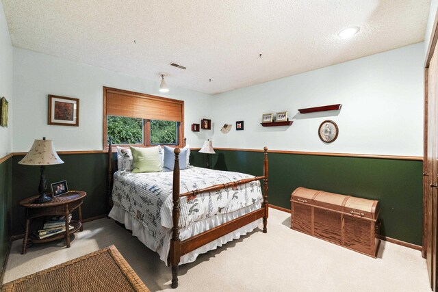 13614 N Minihdoka Trl, Spokane, WA 99208 - carpeted bedroom featuring a wainscoted wall and a textured ceiling