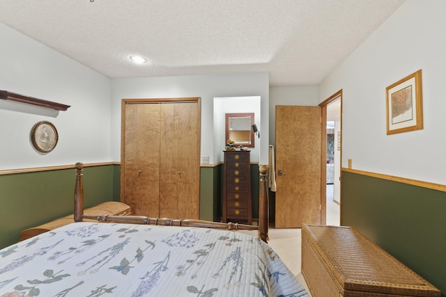 13614 N Minihdoka Trl, Spokane, WA 99208 - bedroom featuring a textured ceiling and a closet