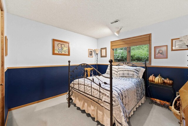 13614 N Minihdoka Trl, Spokane, WA 99208 - bedroom featuring carpet flooring and a textured ceiling