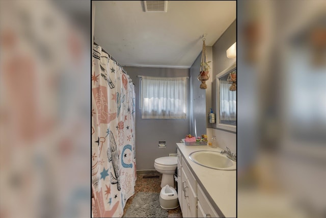 2804 E Marshall Ave, Spokane, WA 99207 - full bath featuring vanity and curtained shower