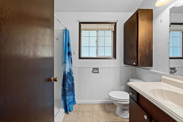 150 E 9th Ave, Kettle Falls, WA 99141 - full bath with vanity, a wainscoted wall, a shower with shower curtain, and healthy amount of natural light